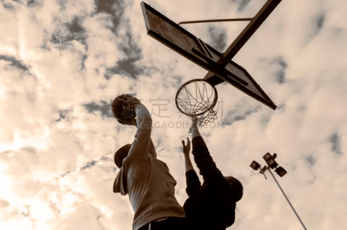 西媒：皇马希望补强左后卫，阿诺德加盟只是时间问题