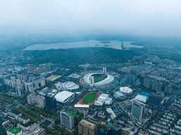 棒球与微观气象：解析球场内风向对左外野手飞球路径的实时干扰